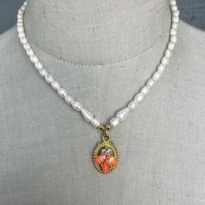 Faux pearl pendant necklace